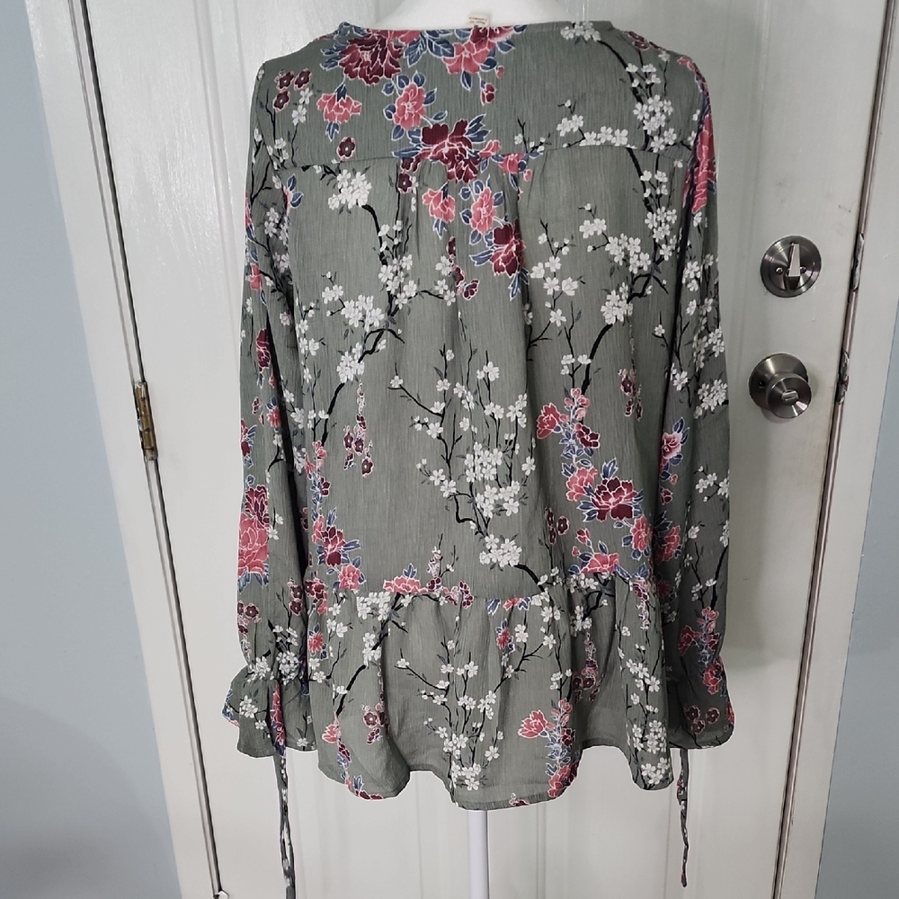 Coverstitched Elegant Floral V-Neck Blouse - Green and Pink - Picture 6 of 8